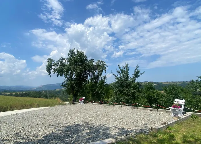 Emerald Hills 公寓 *